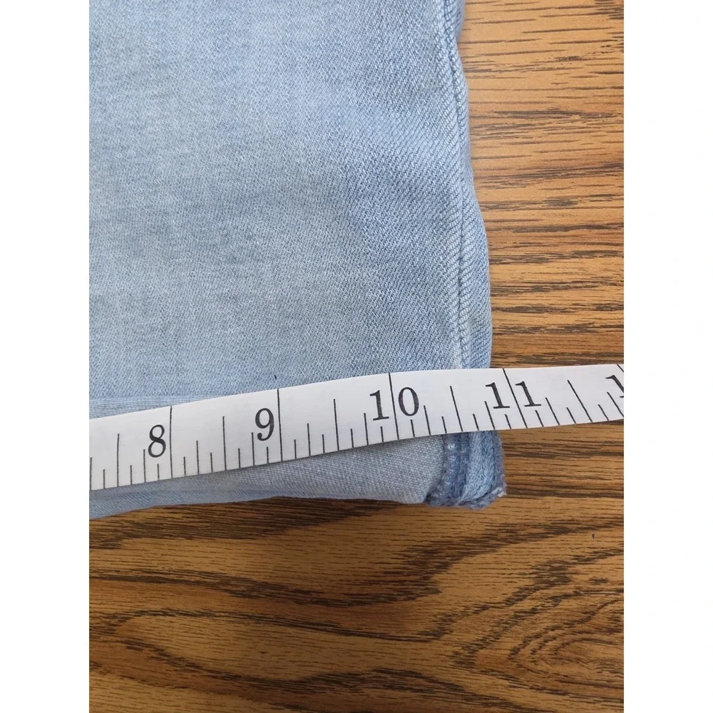 Levis Womens Mid Length Denim Shorts Light Wash Cuffed Hem Size 32 Pair